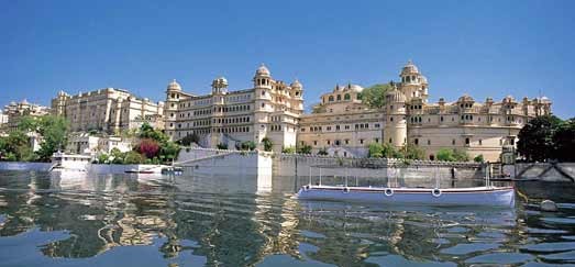 City Palace of Udaipur, Lake Pichola Udaipur, Udaipur Travel Agent & Tour Operator, India Rajasthan Travel Agent. Udaipur Herigare Hotels, Lake Palace Hotel in Udaipur. 