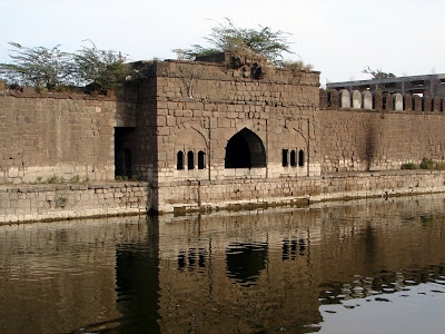 Taj Bawdi  